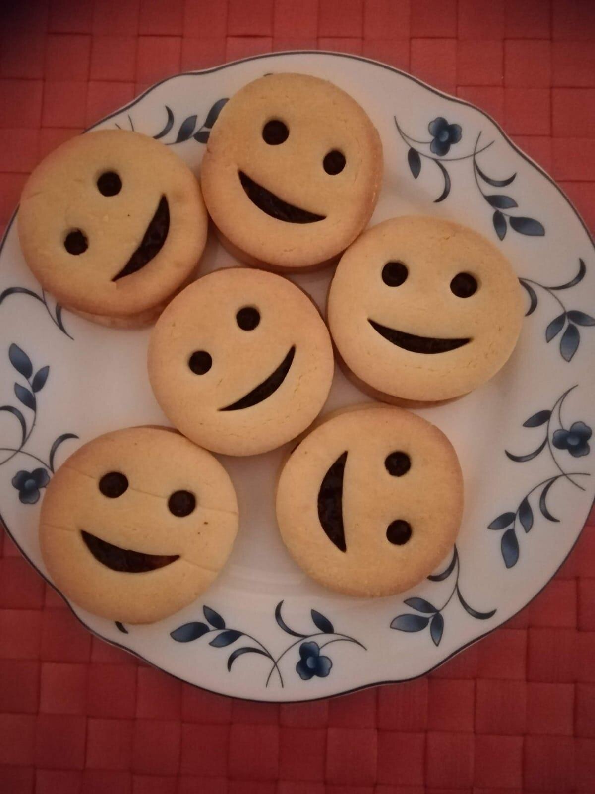 biscotti sorrisi su piatto