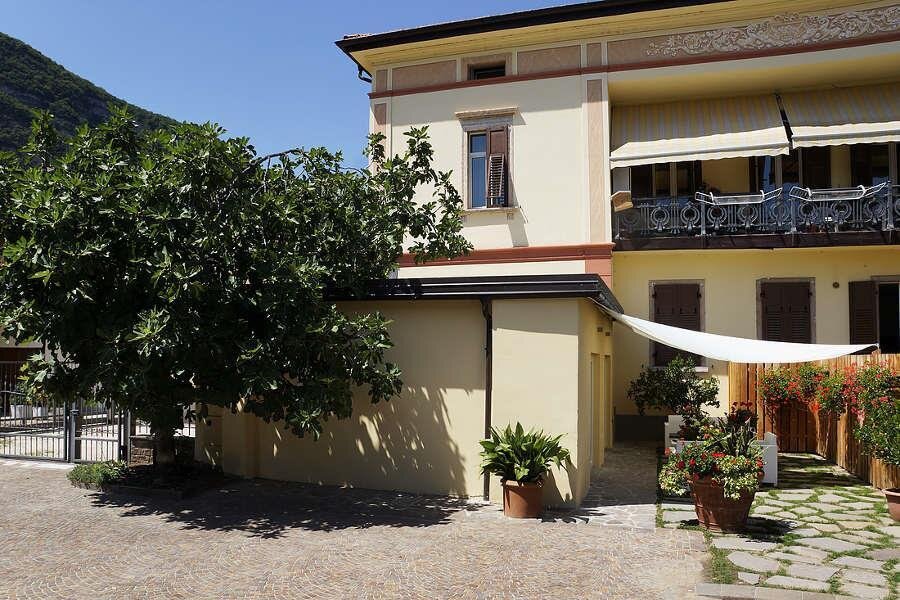 Esterno 2
