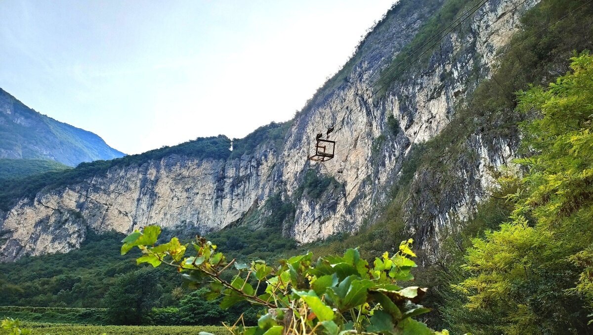 L'incredibile "cratere" di Cadino Alto