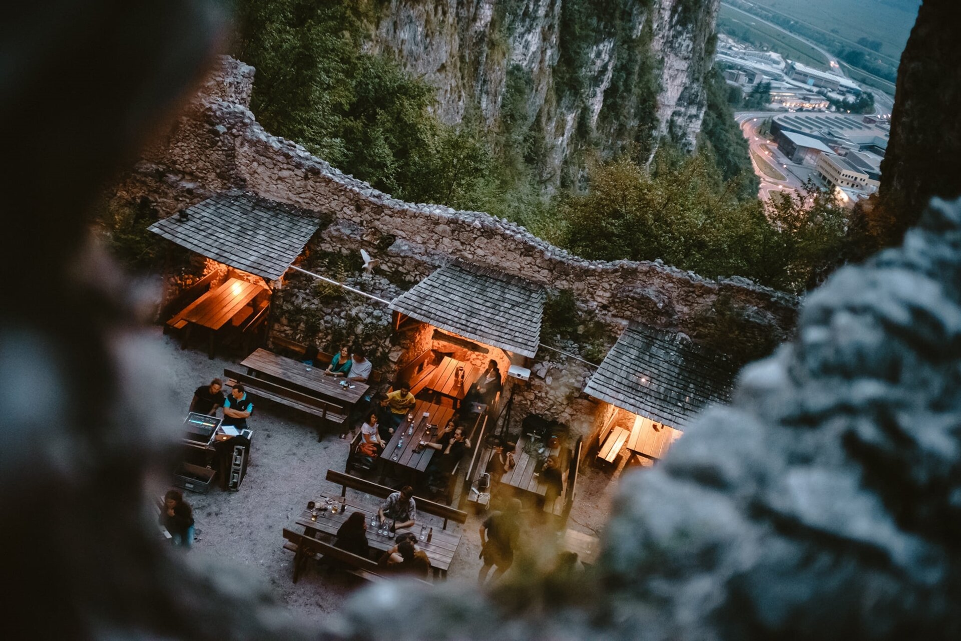 Content Dam Org 5 Images Full Rights Piana Rotaliana Gusto Zum 18 Fass Castello Di Salorno Esterno