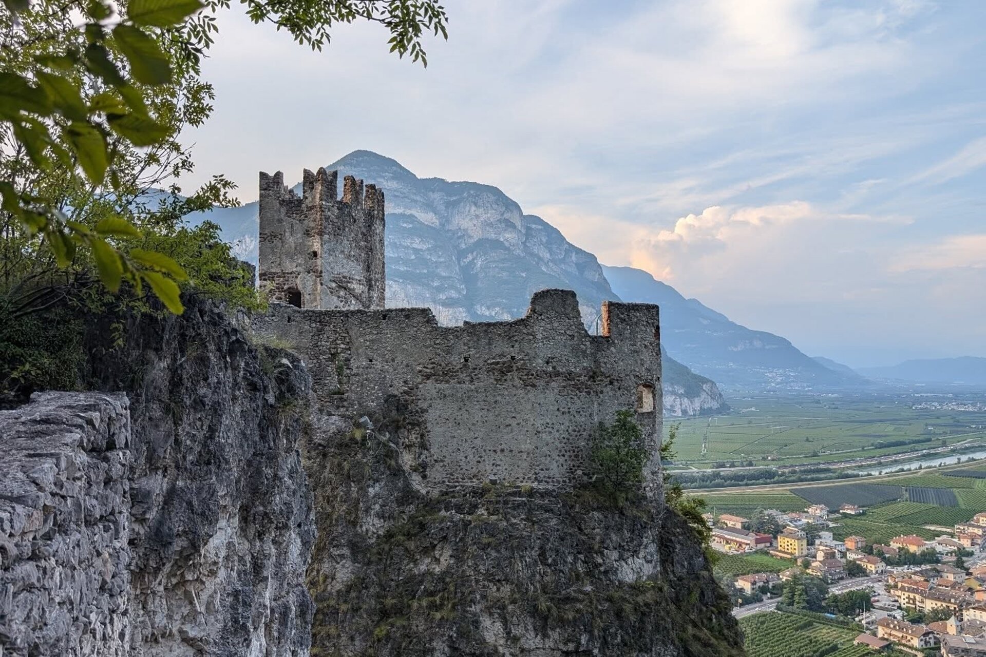 Content Dam Org 5 Images Full Rights Piana Rotaliana Gusto Zum 18 Fass Castello Di Salorno Rovine