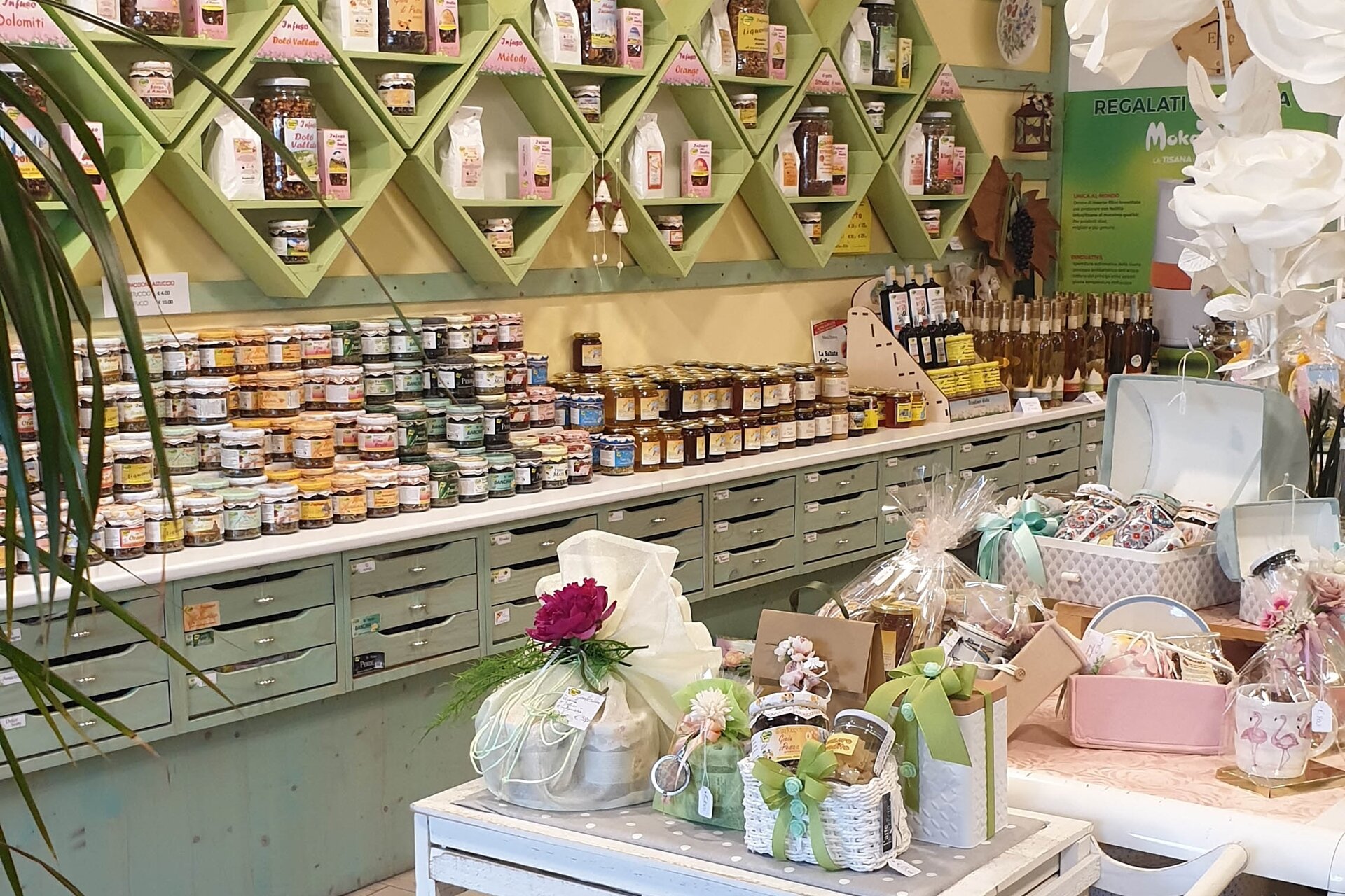 Content Dam Org 5 Images Full Rights Piana Rotaliana Shopping Produzioni Agricole Trentino Erbe Trentino Erbe Negozio Lavis2